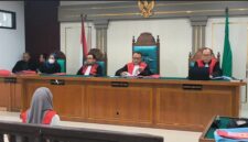 Saat majelis hakim membacakan putusan Terdakwa Nisdiarti disidang PN Palembang Kamis (13/8/2026)