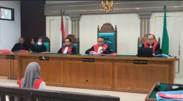 Saat majelis hakim membacakan putusan Terdakwa Nisdiarti disidang PN Palembang Kamis (13/8/2026)