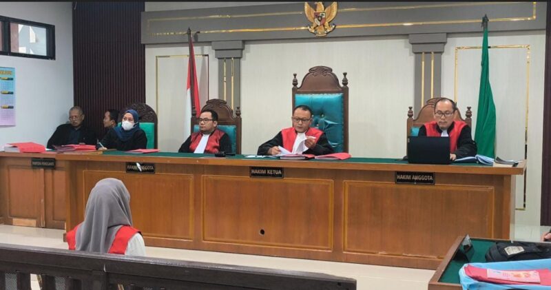 Saat majelis hakim membacakan putusan Terdakwa Nisdiarti disidang PN Palembang Kamis (13/8/2026)
