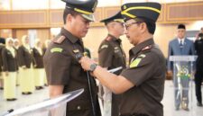 Kajati Sumsel Nurcahyo J.M. memimpin pelantikan dan pengambilan sumpah lima pejabat strategis di lingkungan Kejati Sumsel, Jumat (14/8/2026).