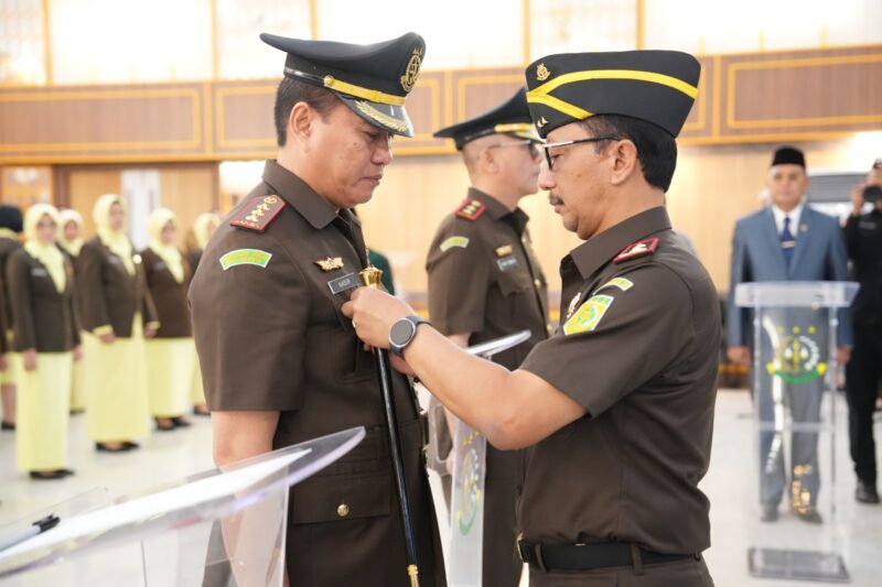 Kajati Sumsel Nurcahyo J.M. memimpin pelantikan dan pengambilan sumpah lima pejabat strategis di lingkungan Kejati Sumsel, Jumat (14/8/2026).