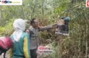 Personel Bhabinkamtibmas Polsek Buay Madang Timur, Brigadir Tedy Heryadi, memasang spanduk edukasi larangan membakar lahan di kawasan hutan Desa Kedung Rejo, OKU Timur.