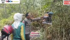Personel Bhabinkamtibmas Polsek Buay Madang Timur, Brigadir Tedy Heryadi, memasang spanduk edukasi larangan membakar lahan di kawasan hutan Desa Kedung Rejo, OKU Timur.