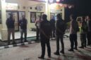 Kapolsek Buay Madang Timur Iptu Swisspo, memimpin apel kesiapan personel gabungan TNI, Polri, Pemerintah Kecamatan, dan Satpol PP di halaman Mapolsek Buay Madang Timur, OKU Timur.