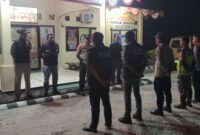 Kapolsek Buay Madang Timur Iptu Swisspo, memimpin apel kesiapan personel gabungan TNI, Polri, Pemerintah Kecamatan, dan Satpol PP di halaman Mapolsek Buay Madang Timur, OKU Timur.
