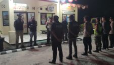 Kapolsek Buay Madang Timur Iptu Swisspo, memimpin apel kesiapan personel gabungan TNI, Polri, Pemerintah Kecamatan, dan Satpol PP di halaman Mapolsek Buay Madang Timur, OKU Timur.