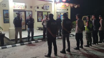 Kapolsek Buay Madang Timur Iptu Swisspo, memimpin apel kesiapan personel gabungan TNI, Polri, Pemerintah Kecamatan, dan Satpol PP di halaman Mapolsek Buay Madang Timur, OKU Timur.