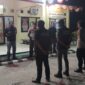 Kapolsek Buay Madang Timur Iptu Swisspo, memimpin apel kesiapan personel gabungan TNI, Polri, Pemerintah Kecamatan, dan Satpol PP di halaman Mapolsek Buay Madang Timur, OKU Timur.
