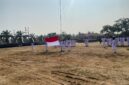 Anggota Paskibraka dari SMA Muhammadiyah membentangkan bendera Merah Putih dalam Upacara Peringatan HUT ke-81 Kemerdekaan Republik Indonesia di Lapangan Kantor Kecamatan Buay Madang Timur, OKU Timur, Sumatera Selatan.