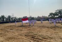 Anggota Paskibraka dari SMA Muhammadiyah membentangkan bendera Merah Putih dalam Upacara Peringatan HUT ke-81 Kemerdekaan Republik Indonesia di Lapangan Kantor Kecamatan Buay Madang Timur, OKU Timur, Sumatera Selatan.