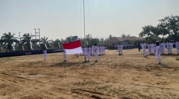 Anggota Paskibraka dari SMA Muhammadiyah membentangkan bendera Merah Putih dalam Upacara Peringatan HUT ke-81 Kemerdekaan Republik Indonesia di Lapangan Kantor Kecamatan Buay Madang Timur, OKU Timur, Sumatera Selatan.