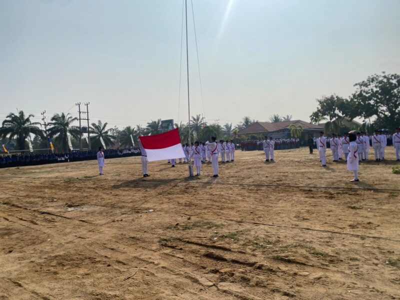 Anggota Paskibraka dari SMA Muhammadiyah membentangkan bendera Merah Putih dalam Upacara Peringatan HUT ke-81 Kemerdekaan Republik Indonesia di Lapangan Kantor Kecamatan Buay Madang Timur, OKU Timur, Sumatera Selatan.