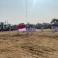 Anggota Paskibraka dari SMA Muhammadiyah membentangkan bendera Merah Putih dalam Upacara Peringatan HUT ke-81 Kemerdekaan Republik Indonesia di Lapangan Kantor Kecamatan Buay Madang Timur, OKU Timur, Sumatera Selatan.