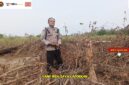 Bhabinkamtibmas Polsek Buay Madang Timur Brigadir Tedy Heryadi, memberikan imbauan pelarangan karhutla di samping spanduk peringatan saat menggelar patroli mitigasi kebakaran lahan di Desa Pengandonan, Kecamatan Buay Madang Timur, OKU Timur, Sumatera Selatan.