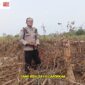 Bhabinkamtibmas Polsek Buay Madang Timur Brigadir Tedy Heryadi, memberikan imbauan pelarangan karhutla di samping spanduk peringatan saat menggelar patroli mitigasi kebakaran lahan di Desa Pengandonan, Kecamatan Buay Madang Timur, OKU Timur, Sumatera Selatan.
