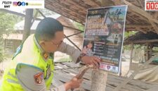 Kapolsek Buay Madang Timur Iptu Swisspo, memasang spanduk imbauan larangan membakar sampah dan daun kering di salah satu desa di Kecamatan Buay Madang Timur, OKU Timur.