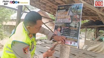 Kapolsek Buay Madang Timur Iptu Swisspo, memasang spanduk imbauan larangan membakar sampah dan daun kering di salah satu desa di Kecamatan Buay Madang Timur, OKU Timur.