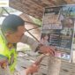 Kapolsek Buay Madang Timur Iptu Swisspo, memasang spanduk imbauan larangan membakar sampah dan daun kering di salah satu desa di Kecamatan Buay Madang Timur, OKU Timur.