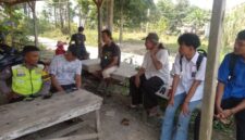 Personel Polsek Buay Madang Timur, Aipda Sahrul Munir, berdialog dan memberikan imbauan kamtibmas kepada warga serta pelajar di area Balai Desa Sumber Harjo, Kecamatan Buay Madang Timur, OKU Timur.