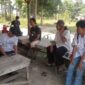 Personel Polsek Buay Madang Timur, Aipda Sahrul Munir, berdialog dan memberikan imbauan kamtibmas kepada warga serta pelajar di area Balai Desa Sumber Harjo, Kecamatan Buay Madang Timur, OKU Timur.