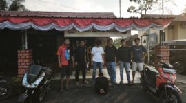 Pelaku saat diamankan di Polsek Gunung Megang. Foto: dokumen polisi.