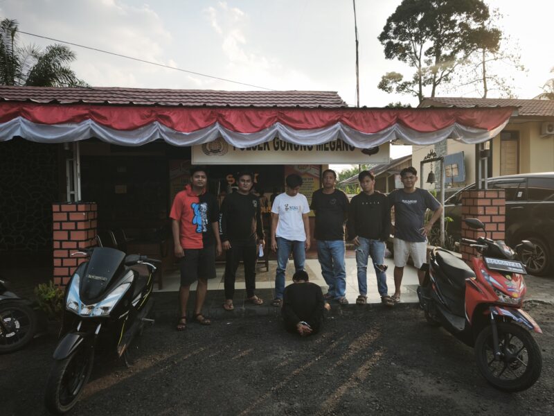 Pelaku saat diamankan di Polsek Gunung Megang. Foto: dokumen polisi.
