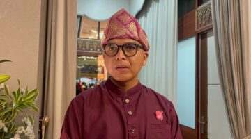 Kepala Bapenda Sumsel, Achmad Rizwan saat diwawancarai di Griya Agung Palembang. Foto: Tia