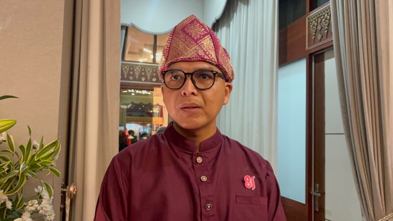 Kepala Bapenda Sumsel, Achmad Rizwan saat diwawancarai di Griya Agung Palembang. Foto: Tia