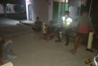 Personel Polsek Buay Madang Timur, Aipda Sahrul Munir dan Aipda Wisnu Saputra, saat berdialog langsung dengan warga dalam kegiatan sambang Kamtibmas di Desa Tanjung Mas, Kecamatan Buay Madang Timur, Kabupaten OKU Timur.