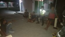 Personel Polsek Buay Madang Timur, Aipda Sahrul Munir dan Aipda Wisnu Saputra, saat berdialog langsung dengan warga dalam kegiatan sambang Kamtibmas di Desa Tanjung Mas, Kecamatan Buay Madang Timur, Kabupaten OKU Timur.