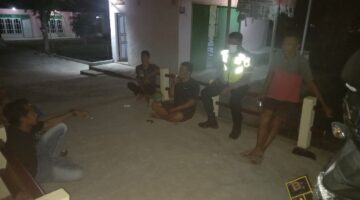 Personel Polsek Buay Madang Timur, Aipda Sahrul Munir dan Aipda Wisnu Saputra, saat berdialog langsung dengan warga dalam kegiatan sambang Kamtibmas di Desa Tanjung Mas, Kecamatan Buay Madang Timur, Kabupaten OKU Timur.
