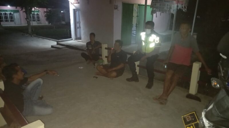 Personel Polsek Buay Madang Timur, Aipda Sahrul Munir dan Aipda Wisnu Saputra, saat berdialog langsung dengan warga dalam kegiatan sambang Kamtibmas di Desa Tanjung Mas, Kecamatan Buay Madang Timur, Kabupaten OKU Timur.
