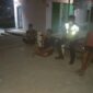 Personel Polsek Buay Madang Timur, Aipda Sahrul Munir dan Aipda Wisnu Saputra, saat berdialog langsung dengan warga dalam kegiatan sambang Kamtibmas di Desa Tanjung Mas, Kecamatan Buay Madang Timur, Kabupaten OKU Timur.