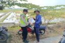 Personel Polsek Buay Madang Timur menyerahkan lembaran Maklumat Kapolda Sumsel mengenai larangan membakar lahan kepada seorang petani di area persawahan Desa Pengandonan, Kecamatan Buay Madang Timur, OKU Timur.