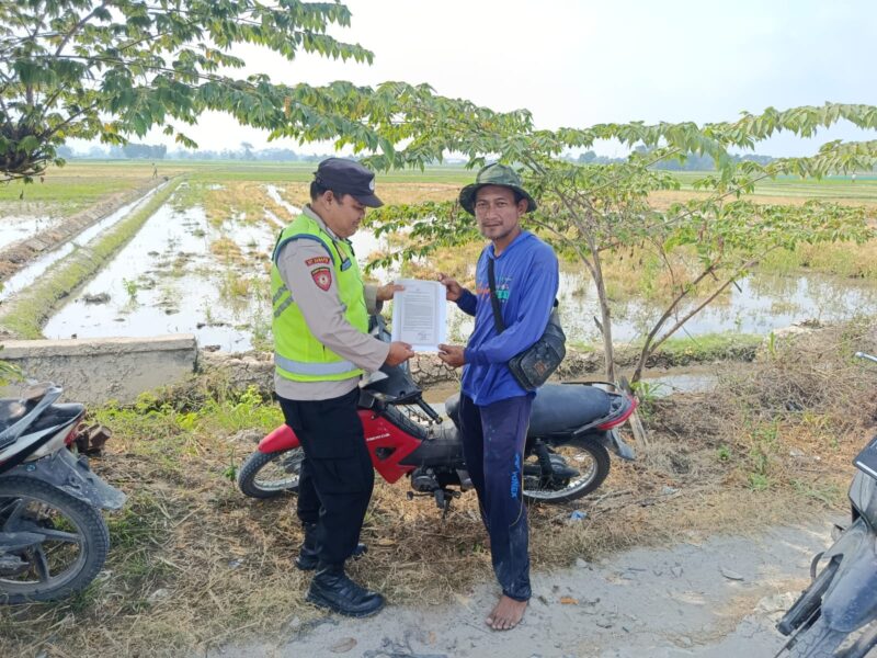 Personel Polsek Buay Madang Timur menyerahkan lembaran Maklumat Kapolda Sumsel mengenai larangan membakar lahan kepada seorang petani di area persawahan Desa Pengandonan, Kecamatan Buay Madang Timur, OKU Timur.