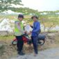 Personel Polsek Buay Madang Timur menyerahkan lembaran Maklumat Kapolda Sumsel mengenai larangan membakar lahan kepada seorang petani di area persawahan Desa Pengandonan, Kecamatan Buay Madang Timur, OKU Timur.