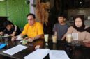 Kuasa hukum M Hidayat SH MH didampingi kenny SH bersama tiga kliennya saat menyampaikan keterangan terkait perkara dugaan curas SPBU Pagar Tengah, Empat Lawang, dalam pers rilis di Cafe N'Two, Rabu (19/8/2026).