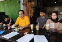 Kuasa hukum M Hidayat SH MH didampingi kenny SH bersama tiga kliennya saat menyampaikan keterangan terkait perkara dugaan curas SPBU Pagar Tengah, Empat Lawang, dalam pers rilis di Cafe N'Two, Rabu (19/8/2026).
