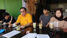 Kuasa hukum M Hidayat SH MH didampingi kenny SH bersama tiga kliennya saat menyampaikan keterangan terkait perkara dugaan curas SPBU Pagar Tengah, Empat Lawang, dalam pers rilis di Cafe N'Two, Rabu (19/8/2026).