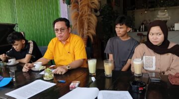 Kuasa hukum M Hidayat SH MH didampingi kenny SH bersama tiga kliennya saat menyampaikan keterangan terkait perkara dugaan curas SPBU Pagar Tengah, Empat Lawang, dalam pers rilis di Cafe N'Two, Rabu (19/8/2026).