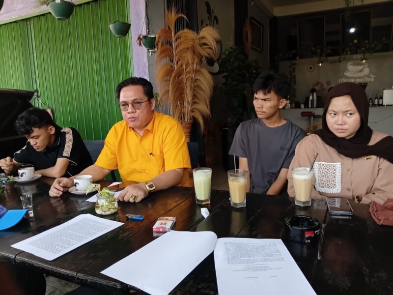 Kuasa hukum M Hidayat SH MH didampingi kenny SH bersama tiga kliennya saat menyampaikan keterangan terkait perkara dugaan curas SPBU Pagar Tengah, Empat Lawang, dalam pers rilis di Cafe N'Two, Rabu (19/8/2026).