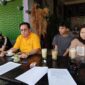 Kuasa hukum M Hidayat SH MH didampingi kenny SH bersama tiga kliennya saat menyampaikan keterangan terkait perkara dugaan curas SPBU Pagar Tengah, Empat Lawang, dalam pers rilis di Cafe N'Two, Rabu (19/8/2026).