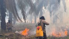 Personel Polda Sumsel padamkan api. Foto: dokumen polisi.