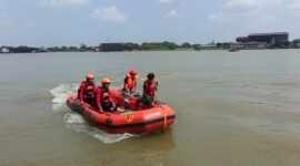 Tim SAR Gabungan cari korban yang hilang di Sungai Musi Palembang. Foto: Basarnas Palembang.