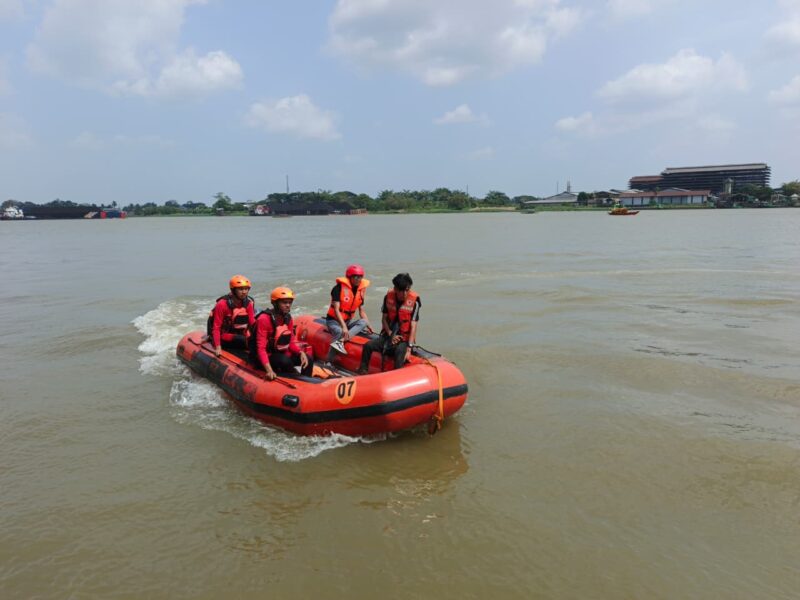 Tim SAR Gabungan cari korban yang hilang di Sungai Musi Palembang. Foto: Basarnas Palembang.