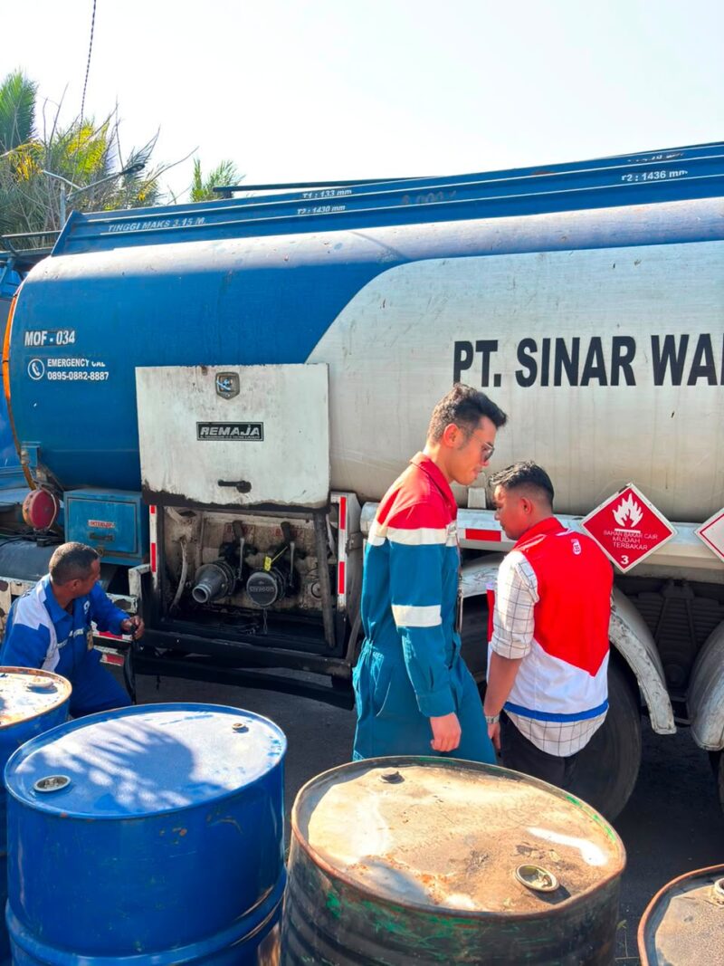 Caption foto: Pertamina Patra Niaga terus memperkuat dukungan penanganan dampak gempa di Flores, termasuk memastikan kebutuhan energi untuk pembangkit listrik tetap terpenuhi