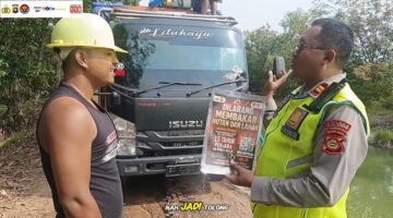 Kapolsek Buay Madang Timur Iptu Swisspo, memberikan selebaran maklumat dan imbauan larangan membakar hutan dan lahan kepada warga di kawasan Kecamatan Buay Madang Timur, Kab. OKU Timur, Sumatra Selatan.