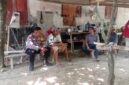 Anggota Bhabinkamtibmas Polsek Buay Madang Timur Aipda Sahrul berdialog dengan warga saat menggelar kegiatan sambang dialogis di Desa Tanjung Mulya, Kecamatan Buay Madang Timur, Kabupaten OKU Timur, Sumatra Selatan.