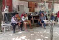 Anggota Bhabinkamtibmas Polsek Buay Madang Timur Aipda Sahrul berdialog dengan warga saat menggelar kegiatan sambang dialogis di Desa Tanjung Mulya, Kecamatan Buay Madang Timur, Kabupaten OKU Timur, Sumatra Selatan.