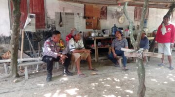 Anggota Bhabinkamtibmas Polsek Buay Madang Timur Aipda Sahrul berdialog dengan warga saat menggelar kegiatan sambang dialogis di Desa Tanjung Mulya, Kecamatan Buay Madang Timur, Kabupaten OKU Timur, Sumatra Selatan.
